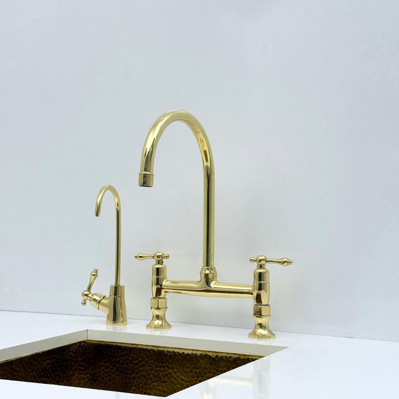Bridge kitchen faucet with integrated side sprayer